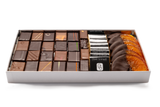 Coffret Découverte assortiment de bonbons chocolat noir et lait, accompagnés d'oranges confites et de notre chocolat signature le Maen-Hir.
